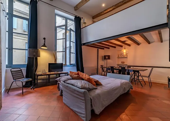 Loft Calme à La Maison Carrée - Nuit à *